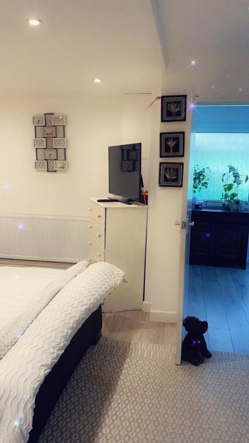 Horsell Stay In Woking With Benita מראה חיצוני תמונה