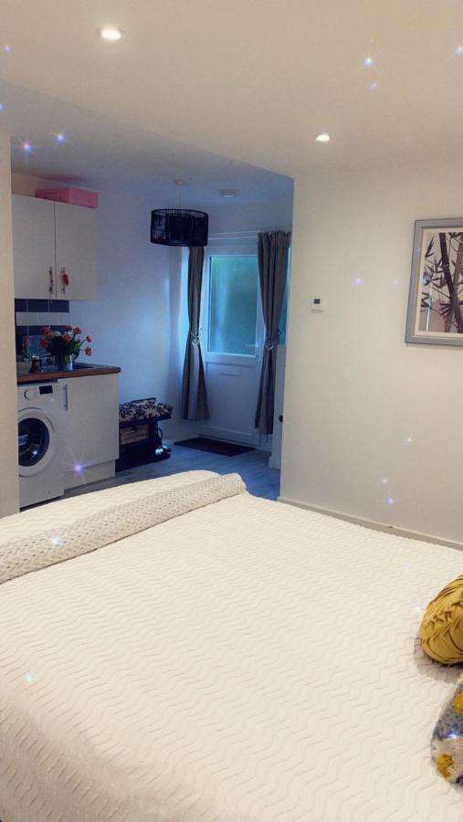 Horsell Stay In Woking With Benita מראה חיצוני תמונה